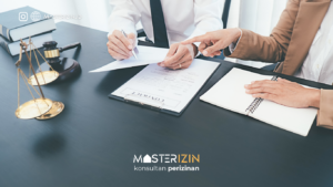 Arsitek mempresentasikan gambar denah bangunan sebagai syarat IMB