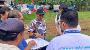 Konsultan Masterizin memeriksa gambar teknis lapangan serbaguna sebagai syarat PBG Tangerang
