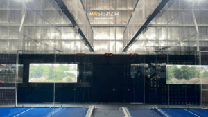fasilitas lapangan padel Jakarta dengan area parkir luas