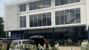 fasilitas lapangan padel Jakarta dengan area parkir luas