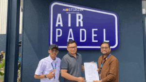 Tim Masterizin serah terima dokumen PBG lapangan padel resmi di Air Padel