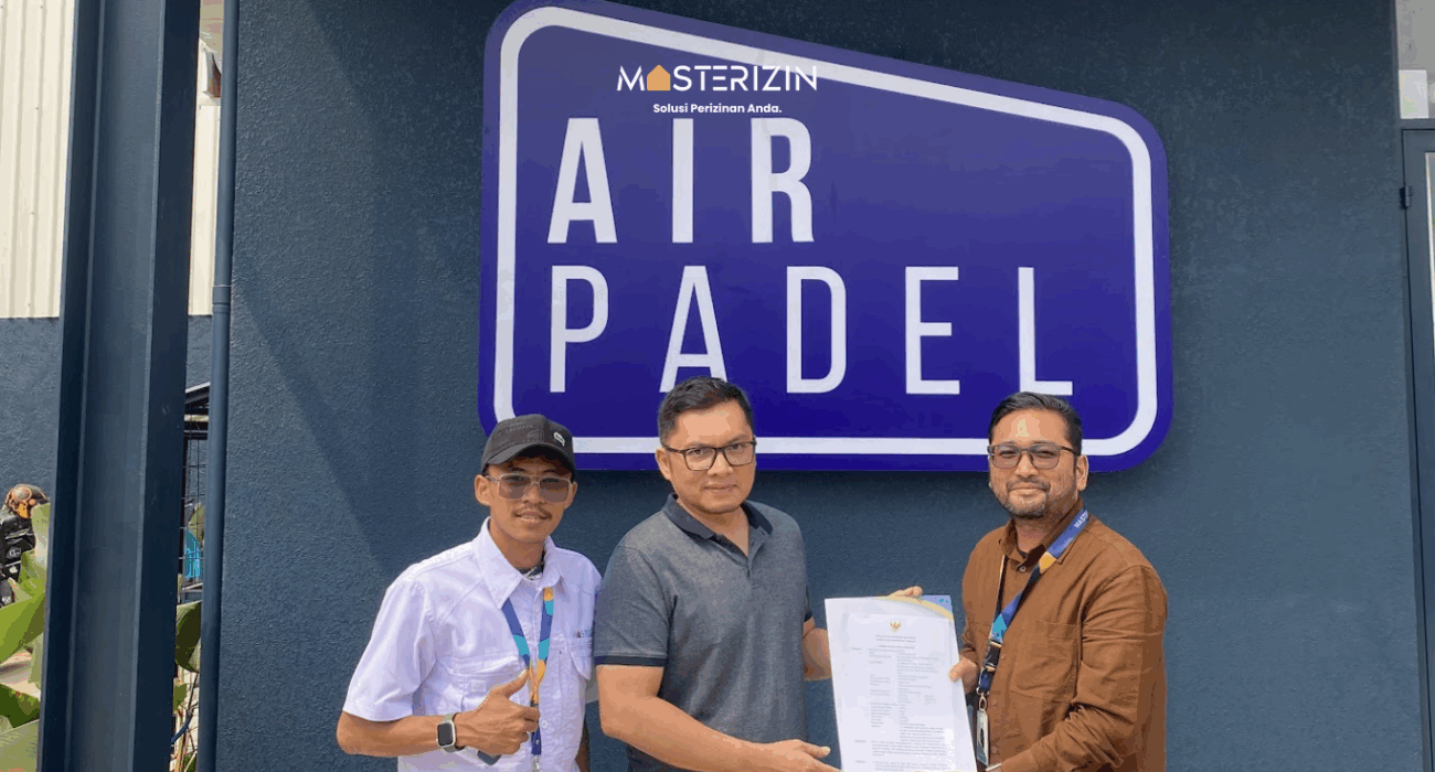 Tim Masterizin serah terima dokumen PBG lapangan padel resmi di Air Padel