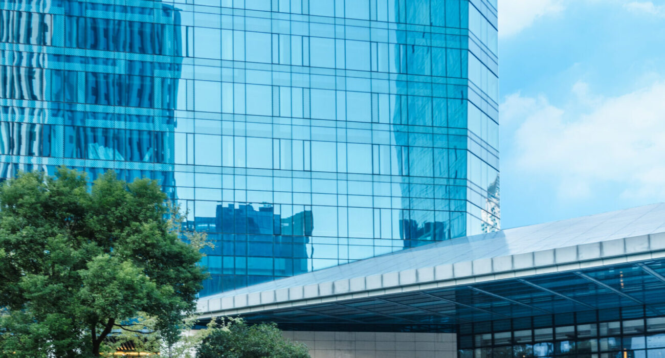 Ilustrasi mall modern dengan legalitas SLF