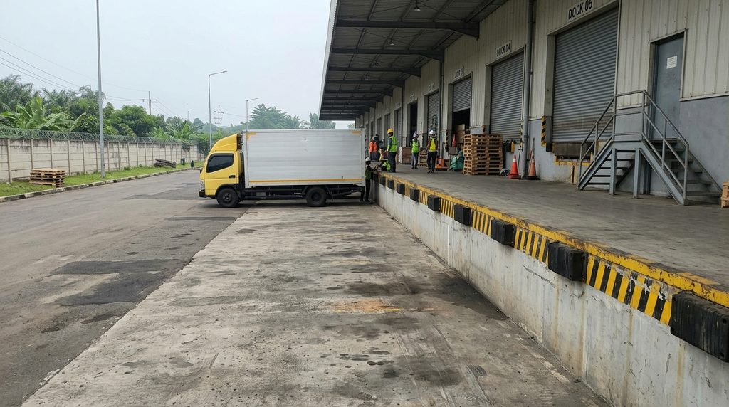 jasa pbg bekasi gudang dengan visual gudang yang menonjolkan kesiapan dokumen dan kondisi teknis.
